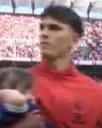 米兰小球童赛前被圣西罗狂热氛围所震撼，巴尔泰萨吉暖心安慰