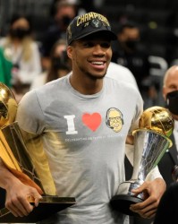 新葡京-字母哥发表最新冲冠言论！潜在下家三选一？仍有可能留到今夏交易